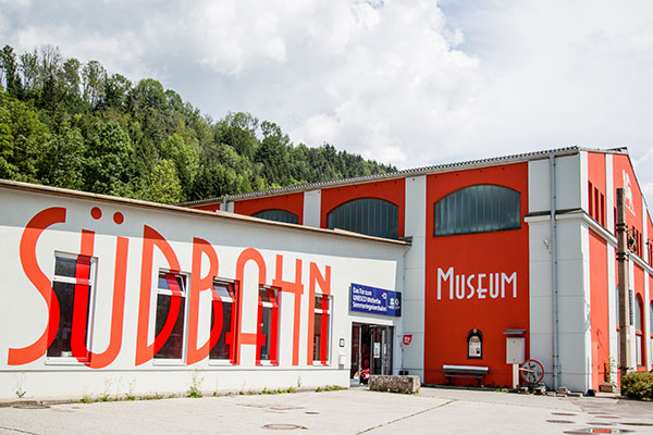 Blich auf die Außenfassade des Südbahnmuseums, der Eingangsbereich sieht aus wie ein Bahnhof